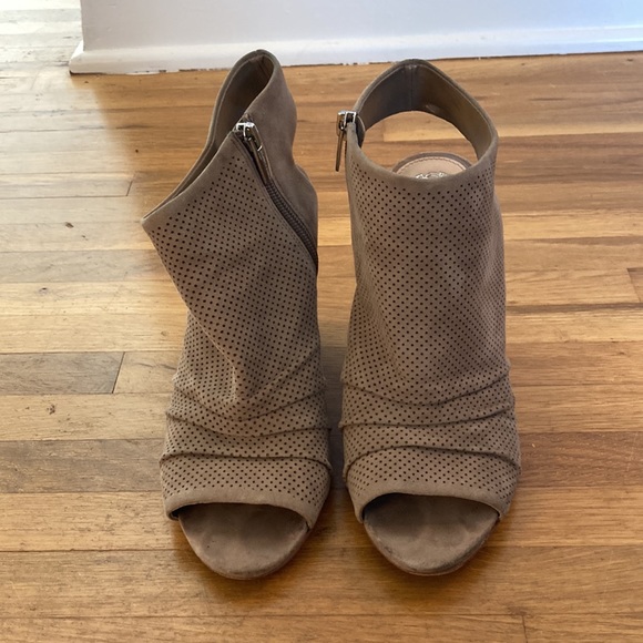 *last chance!!* Vince Camuto | Women’s tan suede side zip wedges - Picture 2 of 16